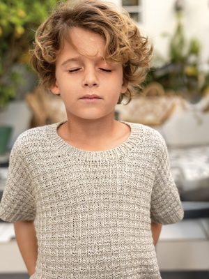 Leo Tee Junior strikkes i Line fra Sandnes Garn