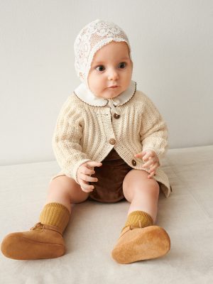 Ellis Cardigan Baby strikkes i Mandarin Petit fra Sandnes Garn