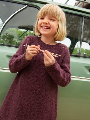 Sweet Pea Dress Junior strikket i Kos fra Sandnes Garn