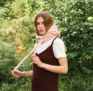 Tie the Hood strikkes i Alpakka Ull og Alpakka Følgetråd fra Sandnes Garn