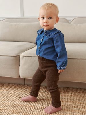 Lille Bukse Baby er strikket i Babyull Lanett fra Sandnes Garn