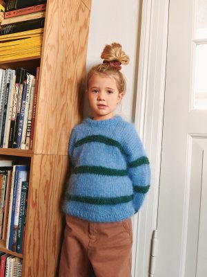 Skye Sweater Junior er strikket i Ballerina Chunky Mohair og Kos fra Sandnes Garn