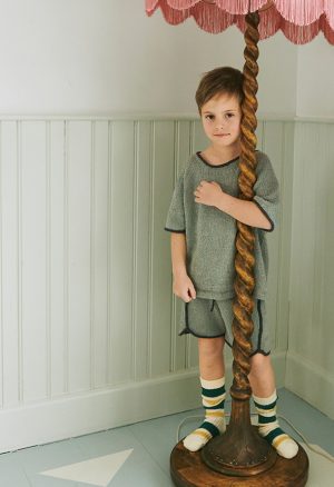 Jonathan Tee Junior strikkes i Line fra Sandnes Garn