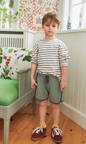 Jonathan Shorts Junior er strikket i Line fra Sandnes Garn