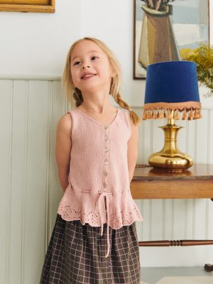 Adeline Top Junior er strikket i Tynn Line fra Sandnes Garn