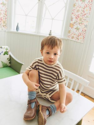Theodore Playsuit Baby strikkes i Alpakka Silke fra Sandnes Garn