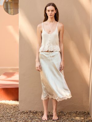 Adeline Singlet er strikket i Tynn Line fra Sandnes Garn