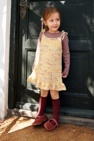 Polly Dress Junior er strikket i Poppy fra Sandnes Garn