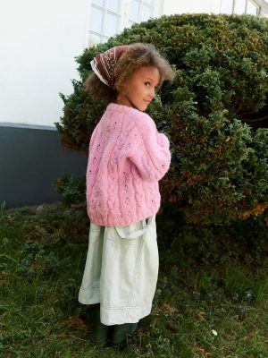 Junia Sweater Junior er strikket i Kos fra Sandnes Garn