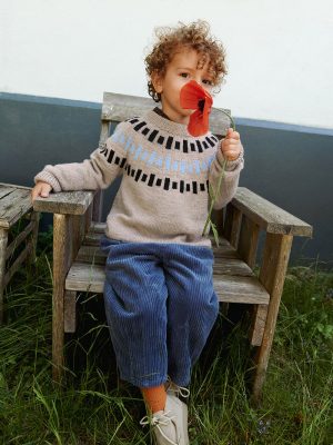 Cole Sweater Junior er strikket i Babyull Lanett fra Sandnes Garn
