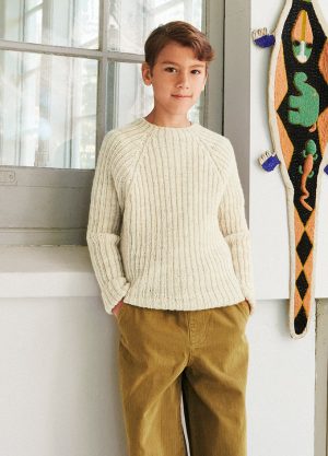 Theo Sweater Junior er strikket i Tynn Peer Gynt fra Sandnes Garn