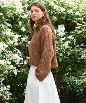 Junia Sweater strikkes i Peer Gynt og Tynn Silk Mohair fra Sandnes Garn