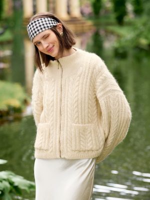 Kaja Jacket strikkes i Kos og Tynn Silk Mohair fra Sandnes Garn