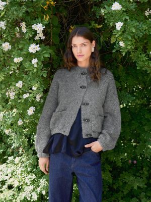 Bomber Jacket strikkes i Atlas og Tynn Silk Mohair fra Sandnes Garn